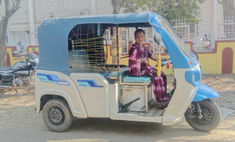 श्रम से स्वरोजगार की ओर- दीदी ई-रिक्शा योजना ने संवारी सुषमा की जिंदगी श्रम से स्वरोजगार की ओर- दीदी ई-रिक्शा योजना ने संवारी सुषमा की जिंदगी