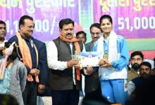 उपमुख्यमंत्री शर्मा ने बैडमिंटन चैंपियनशिप में स्वर्ण पदक जीतने वाली कवर्धा की बेटी रिया का किया सम्मान