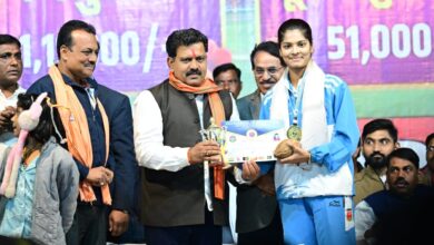 उपमुख्यमंत्री शर्मा ने बैडमिंटन चैंपियनशिप में स्वर्ण पदक जीतने वाली कवर्धा की बेटी रिया का किया सम्मान