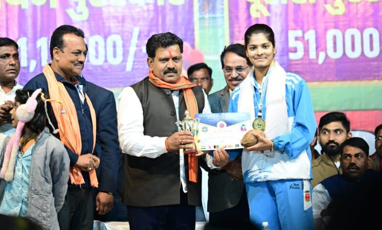 उपमुख्यमंत्री शर्मा ने बैडमिंटन चैंपियनशिप में स्वर्ण पदक जीतने वाली कवर्धा की बेटी रिया का किया सम्मान