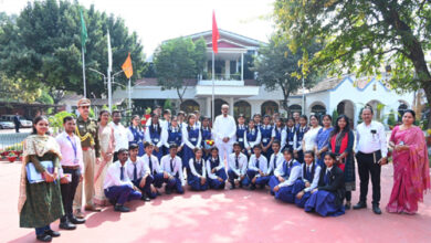 स्कूल के विद्यार्थियों ने देखा लोकभवन स्कूल के विद्यार्थियों ने देखा लोकभवन