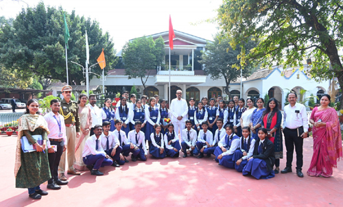 स्कूल के विद्यार्थियों ने देखा लोकभवन स्कूल के विद्यार्थियों ने देखा लोकभवन