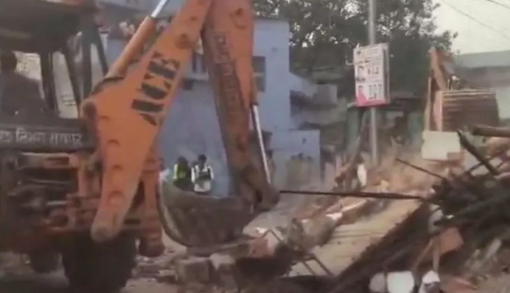रेप आरोपी अब्दुल के घर निगम का चला बुलडोजर