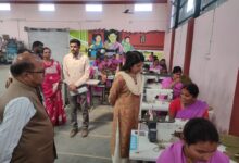 पंचायत व ग्रामीण विकास विभाग की प्रमुख सचिव निहारिका ने राज्यपाल के गोद ग्राम बिजली का किया निरीक्षण