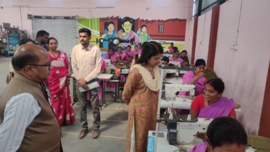 पंचायत व ग्रामीण विकास विभाग की प्रमुख सचिव निहारिका ने राज्यपाल के गोद ग्राम बिजली का किया निरीक्षण