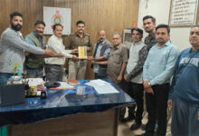 महादेव घाट रोड व्यापारी कल्याण संघ ने पुरानी बस्ती थाना प्रभारी से मिलकर समस्याओं से कराया अवगत