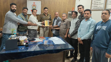 महादेव घाट रोड व्यापारी कल्याण संघ ने पुरानी बस्ती थाना प्रभारी से मिलकर समस्याओं से कराया अवगत