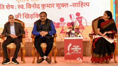 स्वर्गीय विनोद कुमार शुक्ल की रचनाएं साधारण मनुष्य के असाधारण जीवन का दस्तावेज स्वर्गीय विनोद कुमार शुक्ल की रचनाएं साधारण मनुष्य के असाधारण जीवन का दस्तावेज