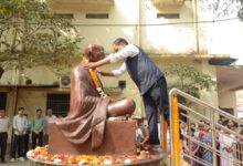 राष्ट्रपिता महात्मा गांधी की पुण्यतिथि पर कलेक्टर ने प्रतिमा पर माल्यार्पण कर किया नमन