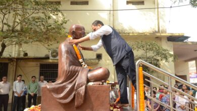 राष्ट्रपिता महात्मा गांधी की पुण्यतिथि पर कलेक्टर ने प्रतिमा पर माल्यार्पण कर किया नमन राष्ट्रपिता महात्मा गांधी की पुण्यतिथि पर कलेक्टर ने प्रतिमा पर माल्यार्पण कर किया नमन