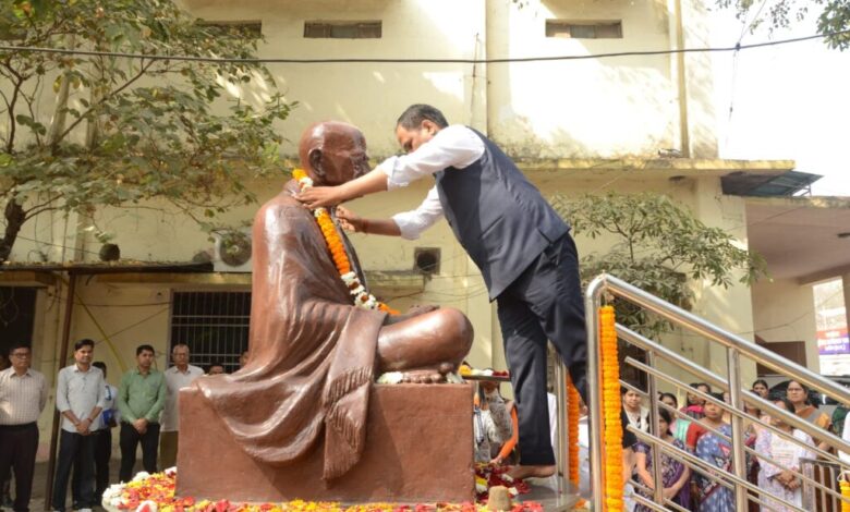 राष्ट्रपिता महात्मा गांधी की पुण्यतिथि पर कलेक्टर ने प्रतिमा पर माल्यार्पण कर किया नमन