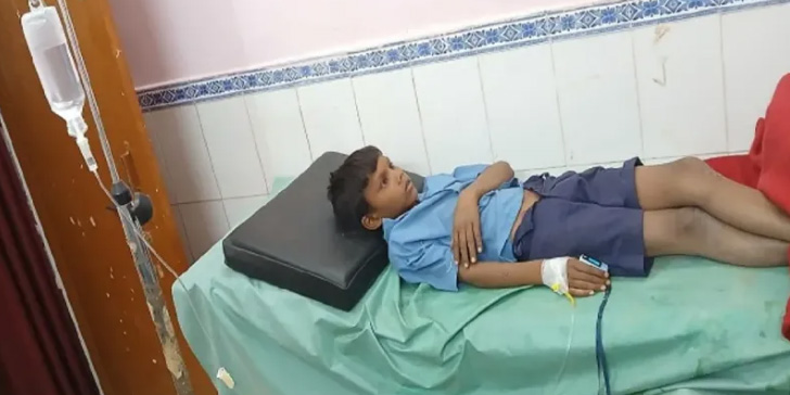 रतनजोत के पौधे से फल तोड़कर खा 17 बच्चों ने खा लिया,प्रार्थना सभा के दौरान अचानक गिरने से मचा हड़कंप रतनजोत के पौधे से फल तोड़कर खा 17 बच्चों ने खा लिया,प्रार्थना सभा के दौरान अचानक गिरने से मचा हड़कंप