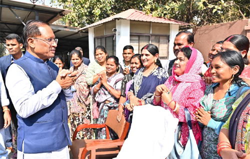 मुख्यमंत्री ने बस्तर संभाग के पंचायत प्रतिनिधियों को महाराष्ट्र अध्ययन भ्रमण के लिए किया रवाना