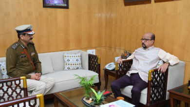 राज्यपाल डेका से नवनियुक्त पुलिस कमिश्नर शुक्ला ने की सौजन्य भेंट राज्यपाल डेका से नवनियुक्त पुलिस कमिश्नर शुक्ला ने की सौजन्य भेंट