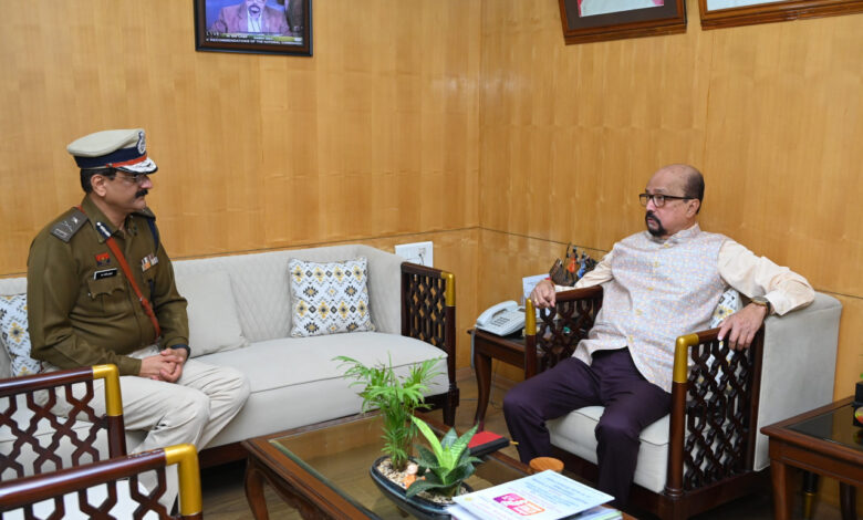 राज्यपाल डेका से नवनियुक्त पुलिस कमिश्नर शुक्ला ने की सौजन्य भेंट राज्यपाल डेका से नवनियुक्त पुलिस कमिश्नर शुक्ला ने की सौजन्य भेंट