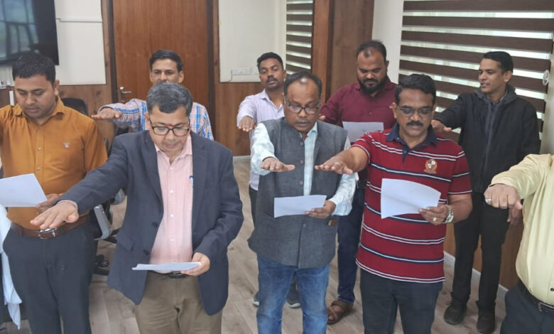 स्वास्थ्य भवन में राष्ट्रीय मतदाता दिवस पर ली गई मतदान के प्रति प्रतिबद्धता की शपथ