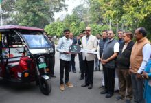 राज्यपाल डेका ने सरस्वती शिक्षा संस्थान को प्रदान किए चार ई-रिक्शे