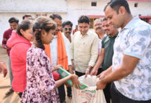 घर-घर अन्न दान लेकर मंत्री वर्मा ने निभाई छेरछेरा की परम्परा