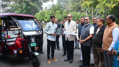 राज्यपाल डेका ने सरस्वती शिक्षा संस्थान को प्रदान किए चार ई-रिक्शे