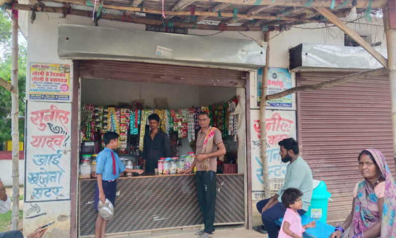 बिठलदाह के सुनील सामुदायिक शौचालय परिसर में कर रहे किराना दुकान संचालन