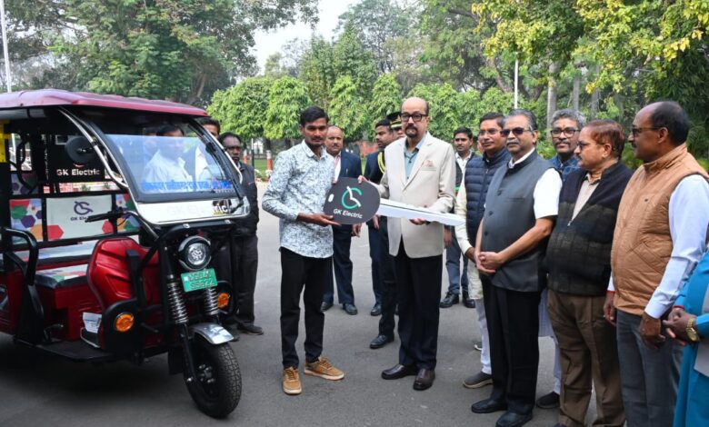 राज्यपाल डेका ने सरस्वती शिक्षा संस्थान को प्रदान किए चार ई-रिक्शे