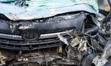 बोलेरो-टैक्सी की जोरदार टक्कर, बाइक सवार सहित 9 घायल