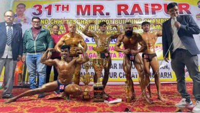 मि रायपुर खरोरा के शैलेन्द्र देवांगन चुने गए, बेस्ट पोजर रवि नायक को मिला मि रायपुर खरोरा के शैलेन्द्र देवांगन चुने गए, बेस्ट पोजर रवि नायक को मिला