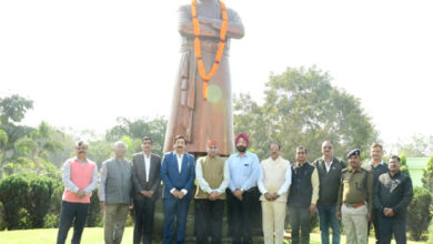 विस परिसर स्थित स्वामी विवेकानंद की प्रतिमा पर पुष्पांजलि अर्पित