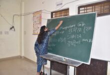 नारायणपुर कलेक्टर ने पुनर्वास केन्द्र में आत्मसमर्पित नक्सलियों को स्वयं अक्षर ज्ञान का पढ़ाया पाठ नारायणपुर कलेक्टर ने पुनर्वास केन्द्र में आत्मसमर्पित नक्सलियों को स्वयं अक्षर ज्ञान का पढ़ाया पाठ