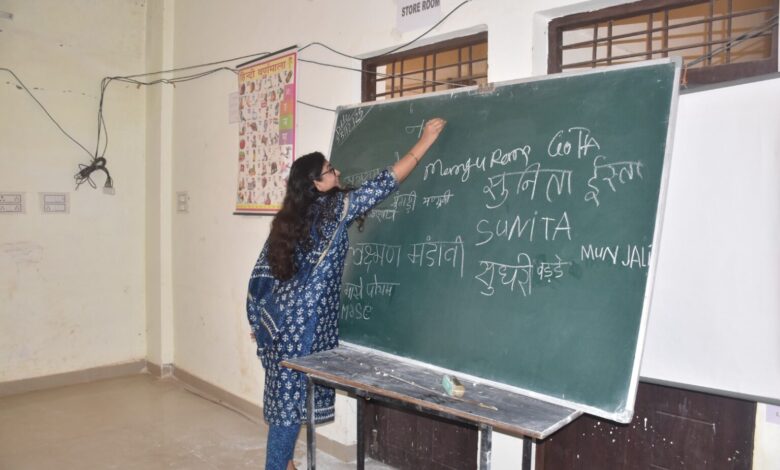 नारायणपुर कलेक्टर ने पुनर्वास केन्द्र में आत्मसमर्पित नक्सलियों को स्वयं अक्षर ज्ञान का पढ़ाया पाठ नारायणपुर कलेक्टर ने पुनर्वास केन्द्र में आत्मसमर्पित नक्सलियों को स्वयं अक्षर ज्ञान का पढ़ाया पाठ