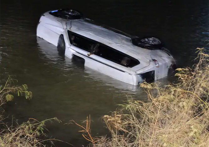 अनियंत्रित स्कॉर्पियो कालीपुर तालाब में डूबने से 3 युवकों की हुई मौत, 4 घायल