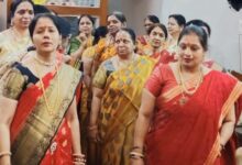 चिमटे से सिक्का उठाने में चित्रा विजेता, रीना बनीं उपविजेता