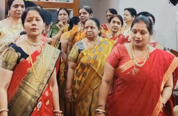 चिमटे से सिक्का उठाने में चित्रा विजेता, रीना बनीं उपविजेता