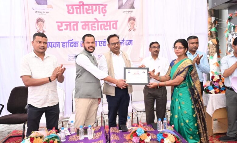 समय पर बिजली बिल जमा करने वालों का हुआ सम्मान