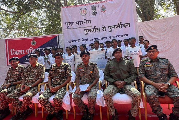 सुकमा में 64 लाख के ईनामी 26 नक्सलियों ने किया आत्मसमर्पण