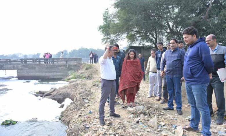इंदौर जैसी घटना कहीं रायपुर में ना हो जाए, दो नालों का पानी पहुंच रहा खारून नदी, विधायक मूणत भड़के इंदौर जैसी घटना कहीं रायपुर में ना हो जाए, दो नालों का पानी पहुंच रहा खारून नदी, विधायक मूणत भड़के