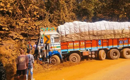 ट्रक ने पिकअप को मारी टक्कर, तीन की मौत