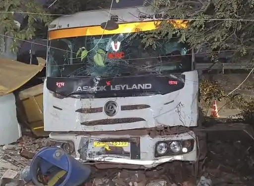 दुर्ग बायपास पर हाईवा अनियंत्रित होकर घर में घुसी, कोई हताहत नहीं दुर्ग बायपास पर हाईवा अनियंत्रित होकर घर में घुसी, कोई हताहत नहीं