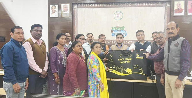 बस्तर में शिक्षा की नई अलख, पढ़ेसे बस्तर अभियान से बच्चों को मिल रही मिनी लाइब्रेरी की सौगात