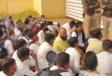 नर्सिंग के छात्रों ने आयुष विवि का किया घेराव, नि:शुल्क हुई प्रैक्टिकल फीस