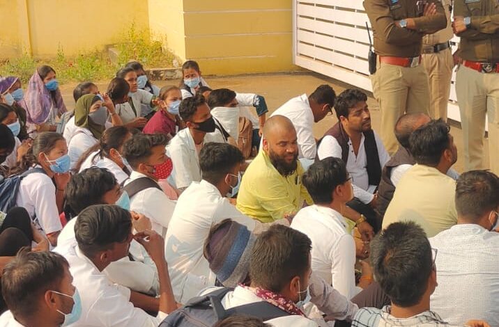 नर्सिंग के छात्रों ने आयुष विवि का किया घेराव, नि:शुल्क हुई प्रैक्टिकल फीस नर्सिंग के छात्रों ने आयुष विवि का किया घेराव, नि:शुल्क हुई प्रैक्टिकल फीस