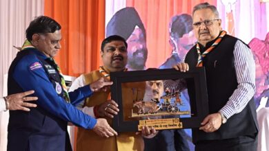 युवा संसद में डॉ. रमन सिंह बने अध्यक्ष और बच्चे बने सांसद, लोकहित के मुद्दों पर हुई चर्चा युवा संसद में डॉ. रमन सिंह बने अध्यक्ष और बच्चे बने सांसद, लोकहित के मुद्दों पर हुई चर्चा