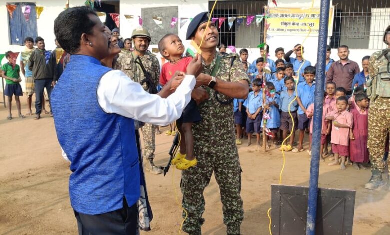 अबूझमाड़ के जाटलूर में पहली बार लहराया तिरंगा, आईटीबीपी ने ग्रामीणों संग मनाया 77वां गणतंत्र दिवस