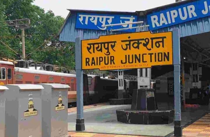 रायपुर रेलवे स्टेशन से ट्रेन में बैठने से छूटे यात्रियों को कनेक्टिंग ट्रेन के माध्यम से गोंदिया स्टेशन पर उसी ट्रेन में बैठाया गया