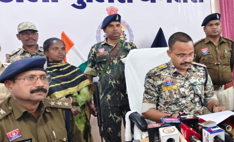 5 लाख की इनामी नक्सली भूमिका ने किया आत्मसमर्पण, प्रोत्साहन के रुप में मिला 50 हजार