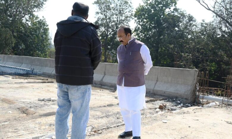 साव ने पुल निर्माण कार्य का किया औचक निरीक्षण, संकेतक बोर्ड लगाने और समय-सीमा में पूर्ण करने दिए निर्देश