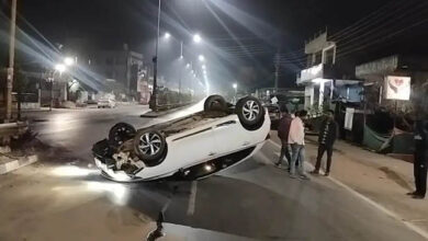 तेज रफ्तार अनियंत्रित कार डिवाइडर से टकराकर पलटी, किसी को खरोंच तक नहीं आई तेज रफ्तार अनियंत्रित कार डिवाइडर से टकराकर पलटी, किसी को खरोंच तक नहीं आई