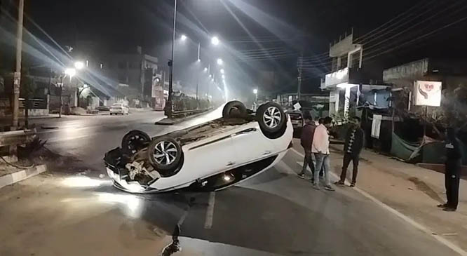 तेज रफ्तार अनियंत्रित कार डिवाइडर से टकराकर पलटी, किसी को खरोंच तक नहीं आई तेज रफ्तार अनियंत्रित कार डिवाइडर से टकराकर पलटी, किसी को खरोंच तक नहीं आई