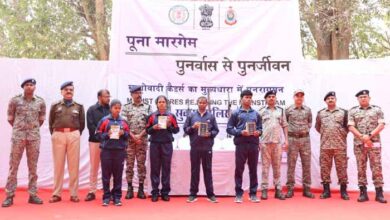 8 लाख के इनामी 4 नक्सली कैडरो ने हथियार सहित किया आत्मसमर्पण