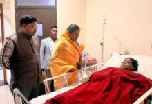 घायल महिला पत्रकार गायत्री का हालचाल जानने पहुंचीं मंत्री राजवाड़े, मिला आर्थिक सहयोग